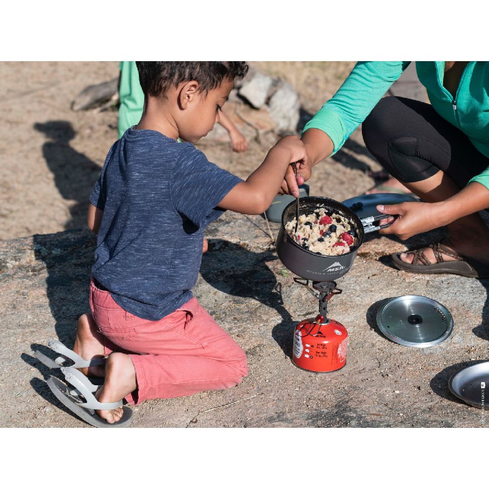 MSR Ceramic Solo Potin action cooking