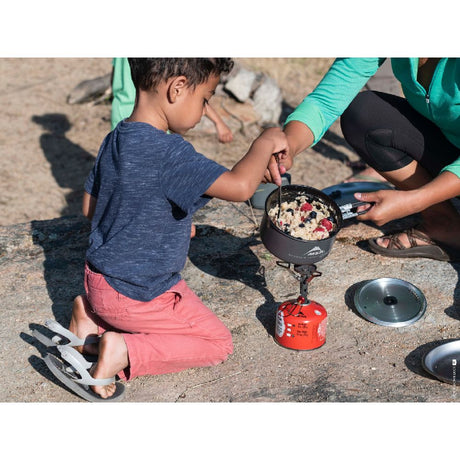 MSR Ceramic Solo Potin action cooking